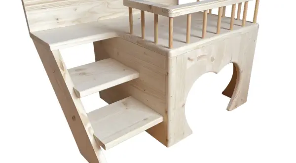 Holzmöbel mit mehreren Ebenen und Stufen, ideal für Kleintiere. Bietet viel Platz zum Spielen und Ausruhen, beantwortet die Frage: wie viel Platz braucht ein Kaninchen.