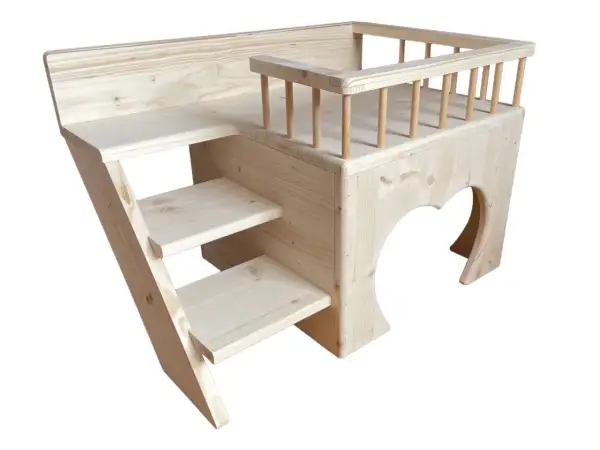 Holzmöbel mit mehreren Ebenen und Stufen, ideal für Kleintiere. Bietet viel Platz zum Spielen und Ausruhen, beantwortet die Frage: wie viel Platz braucht ein Kaninchen.